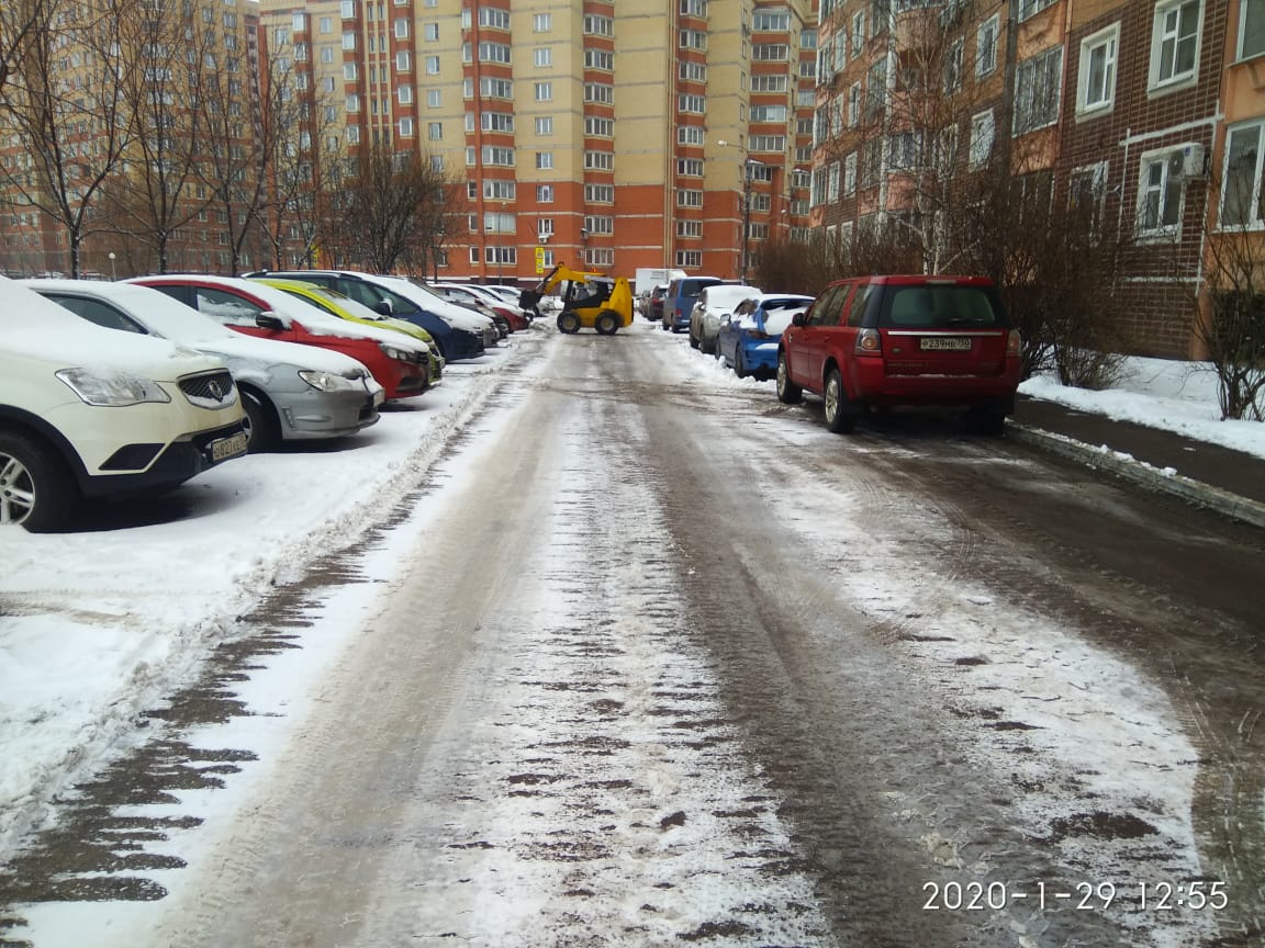 Выполнена уборка снега с придомовой территории многоквартирных домов, расположенных по адресам: Ленинский район, п. Развилка, д.43 и д.45.